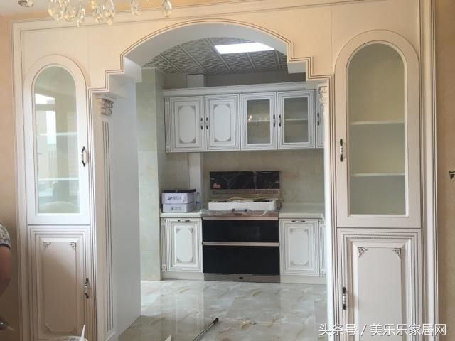 这是厨房全景,做了拱形门,两边做了酒柜
