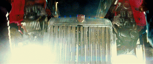 亲眼在大屏幕上目睹擎天柱完成变形并说出那句