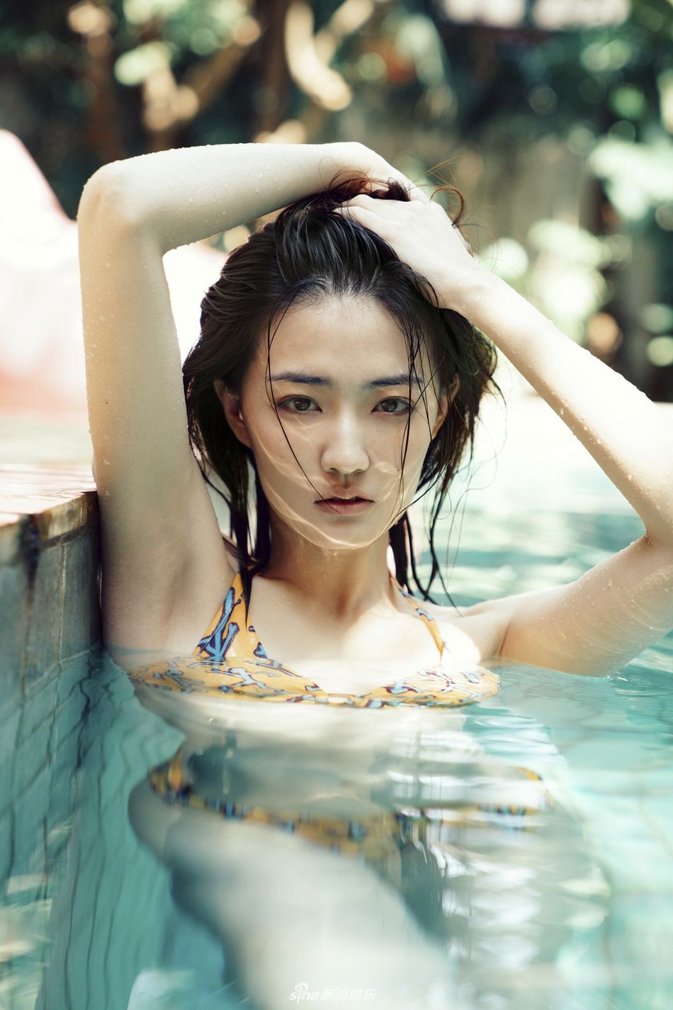 组图:徐璐素颜泳装写真性感惹火 美人戏水明媚动人