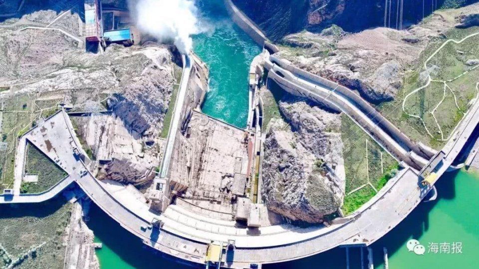 7月11日,龙羊峡水电站开闸放水,记者带你们领略时隔六年后大坝又一次