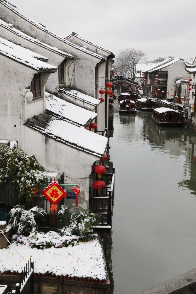 这是2月8日拍摄的江苏苏州山塘古街雪景.新华社发(杭兴微 摄)