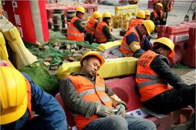 装修公司,装修工人等,在业主们感叹装修辛苦的时候,装修工人也在经历