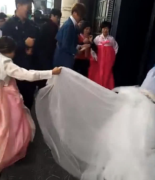 新娘怀孕酒店门口下车却发飙,不幸摔倒,网友:真霸气