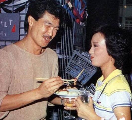 郑少秋老婆和赵雅芝老公对比,这差距还真大,网友:他两