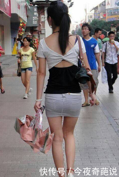 搞笑趣图笑话段子:妹子,你这衣服好奇葩啊,设计师真是