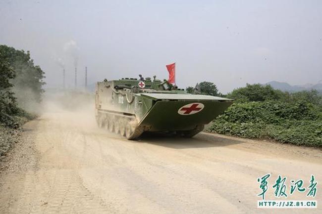 解放军装备新一代两栖装甲救护车 可运8伤员