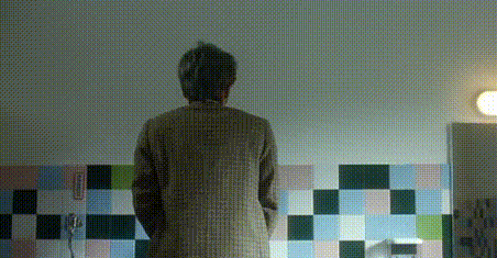 搞笑gif:小妹妹别高兴得太早,以后你哭的日子多着呢