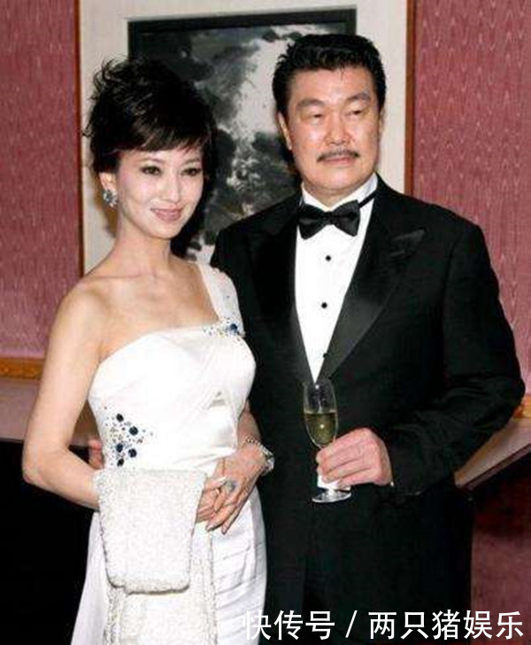 64岁的不老女神赵雅芝和老公黄锦燊相亲相爱了几十年,不论是出席活动