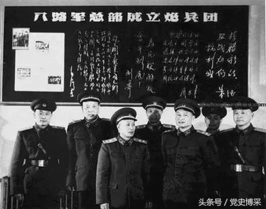 1955年,匡裕民(左三)与邱创成(右三,赵章成(左二)等合影.