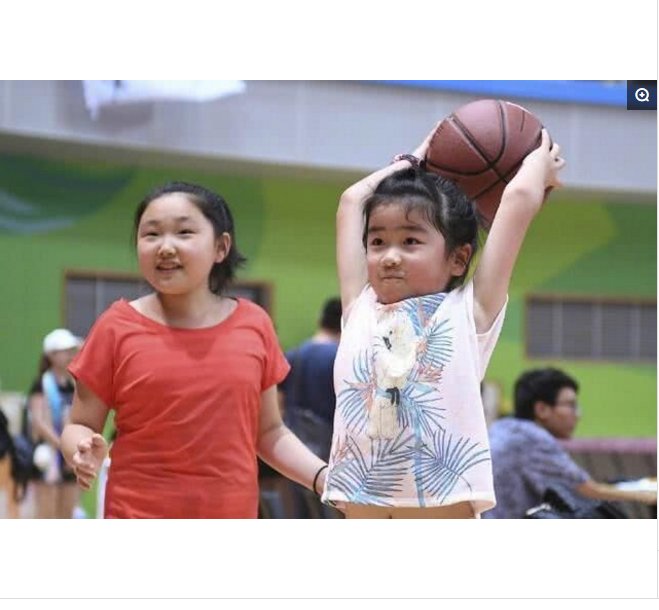 姚明7岁女儿姚沁蕾身高近1.6米,帅气投篮,网友:又一个巨人诞生