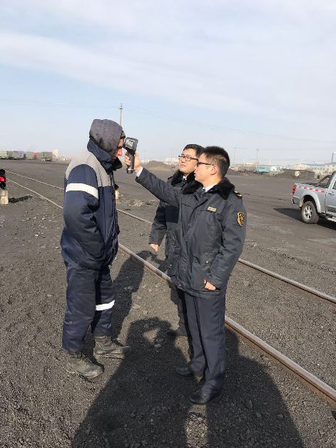 珲春出入境检验检疫局车站办事处工作人员周湘立和王一平在对列车工作