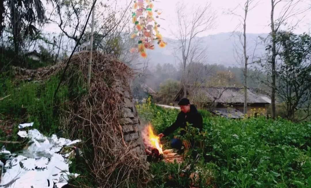 清明节,上坟时发生的一幕!看完忍不住哭了