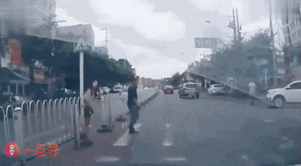 搞笑gif:停车礼让引惊讶,原来对方是女侠!