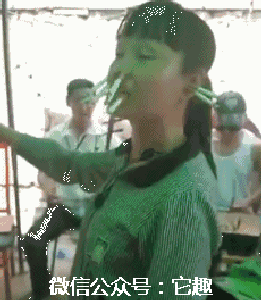 搞笑gif:现在的女生进男厕所都已经习以为常了么?