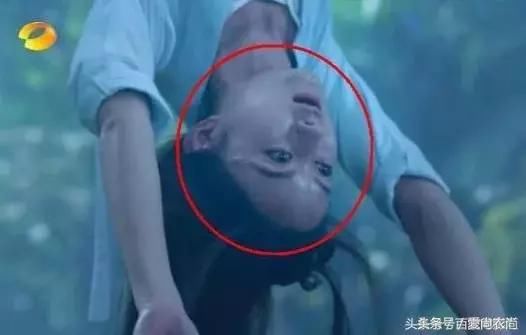 影视剧穿帮镜头,赵丽颖差点被吊晕过去,导演来搞笑,让人笑岔气