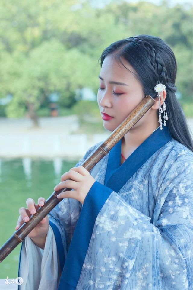 她是千古第一才女,多愁善感,端庄娟秀,却善赌,被称赌博祖师爷