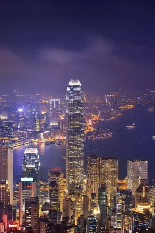 第六名 香港 作为中国国际金融中心的香港,其中维多利亚港夜景,太平