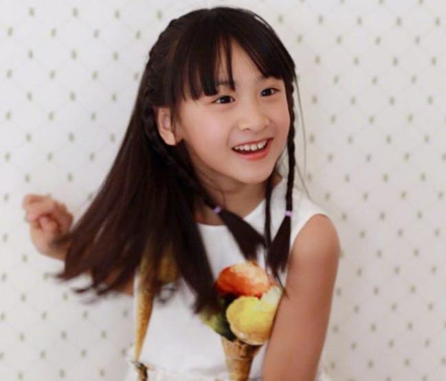 15日是田亮女儿"森碟"田雨橙的九岁生日,田亮晒出一组森碟的庆生照片
