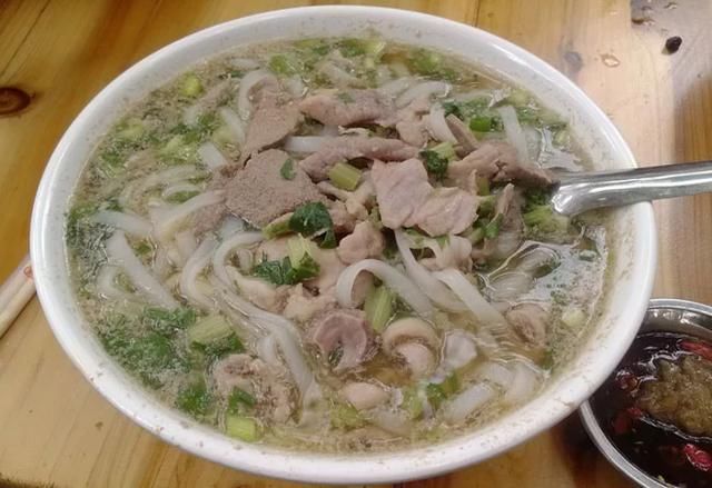 5,罗秀米粉!罗秀米粉产于广西桂平市罗秀镇,被誉为"中国一绝".