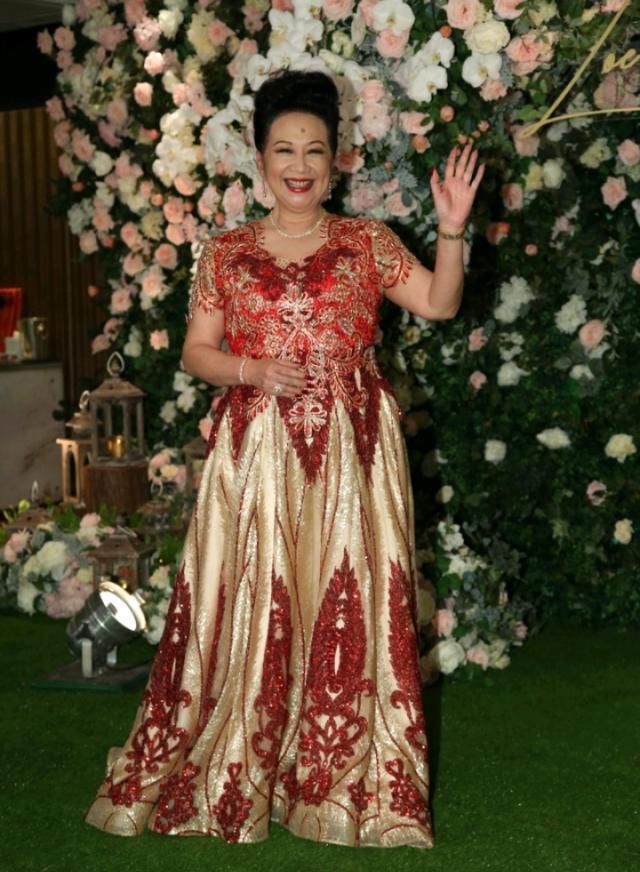 2千万豪宅娶女明星!薛家燕儿子成婚,媳妇一身金首饰好