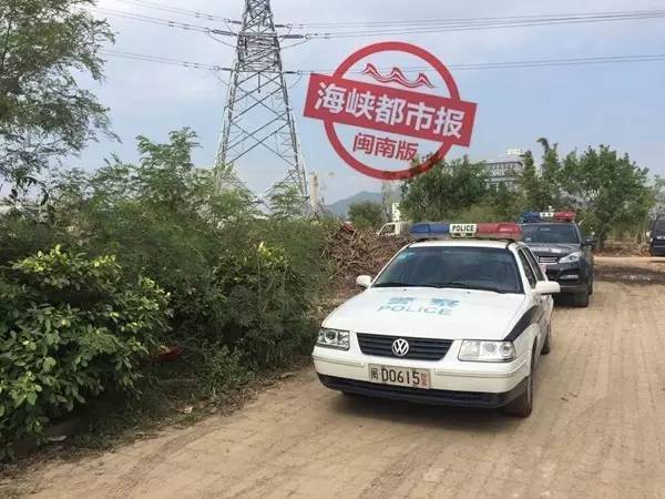 厦门公安警车开到动物园处置