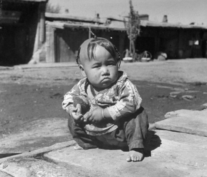 1948年新疆罕见历史老照片:图为一个蒙古族小孩,光着脚,穿着开裆裤.