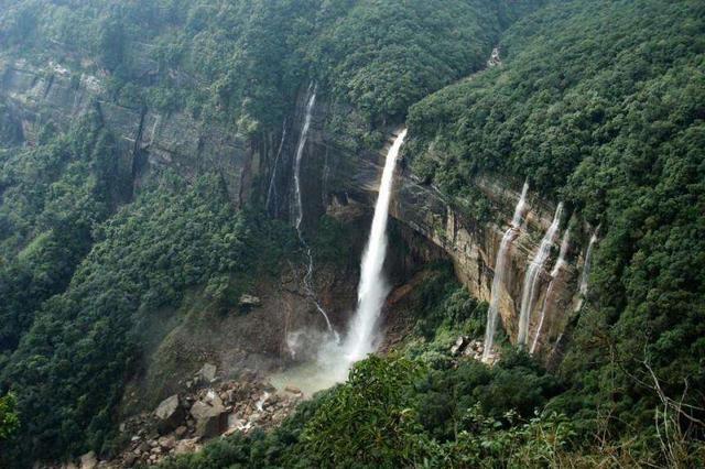 乞拉朋齐(cherrapunji)位于印度东北部梅加拉亚邦(meghalaya),坐落在