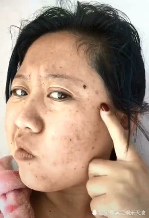 满脸麻子的大妈,妆后秒变小仙女,网友:再也不相信眼睛