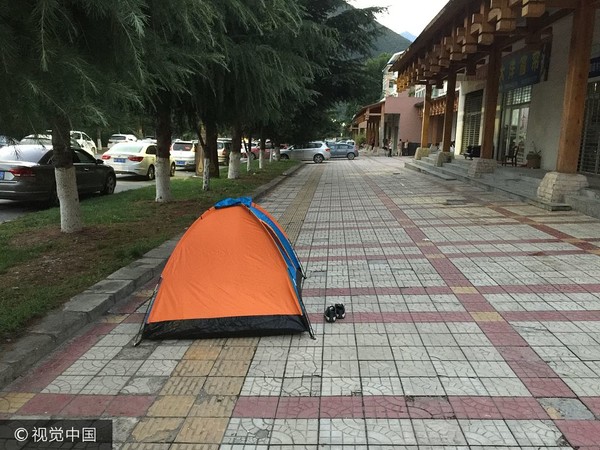 四川九寨沟地震:记者实拍震后县城 游客睡路边