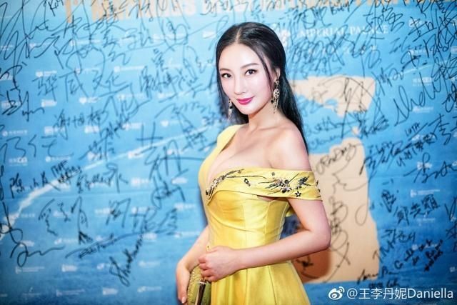 王李丹妮黄裙深v故露单肩力压全场女星,蔡成功尴尬,冯导无视