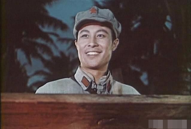 被称为一代人偶像的王心刚全家福曝光,年近九十依旧精神十足!