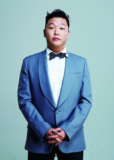 大背头,中长抓发,卷曲抓发,上抓碎发,圆形脸的长度和宽度几乎相同,在