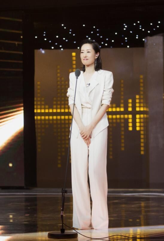 这么有年代感的碎花衫,也就刘敏涛能驾驭,换作别人早穿成村姑了