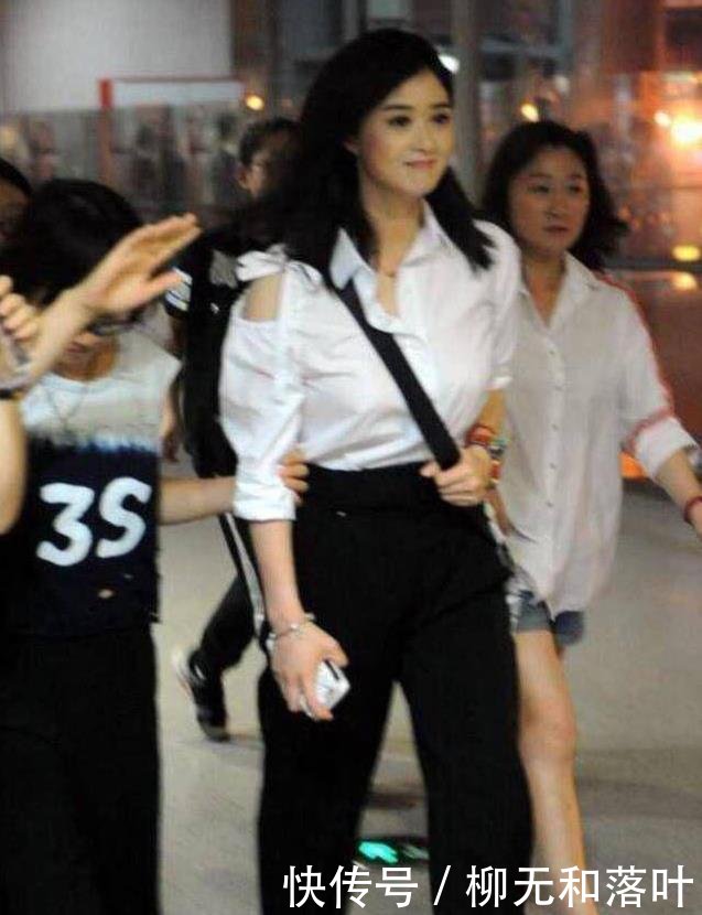 蒋欣新恋情曝光两人亲密相拥一脸笑容,网友是幸福的模样