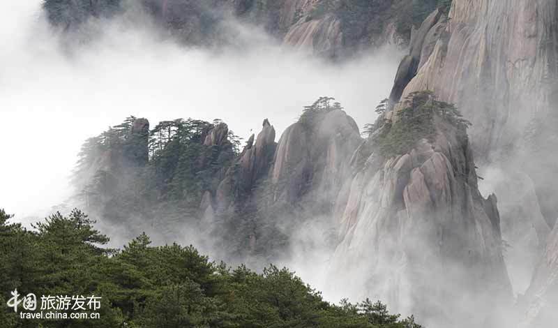 雨后黄山云海缠绕山间 婉若游龙(图)