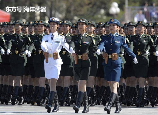 一些有舞蹈特长的女兵会教战友们跳舞,大家也会一起练练瑜伽.