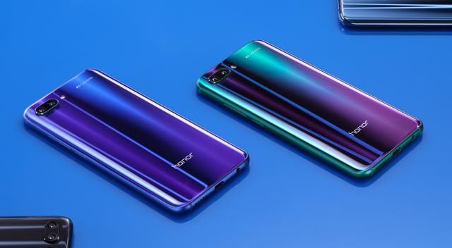 2016年,荣耀8的全新魅海蓝配色,在智能手机行业引起了一阵蓝色风暴.