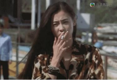 娱乐圈中爱抽烟的女明星,有你们女神吗?赵薇抽只4块一盒中南海