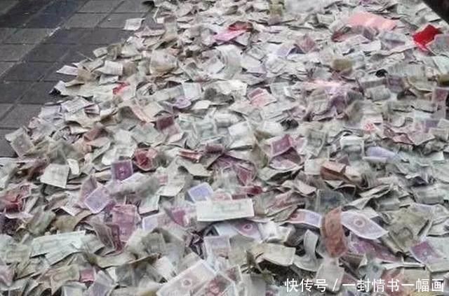 乞丐在面前放了一堆钱,大家表示好奇,围观之后大家的举动惊呆了