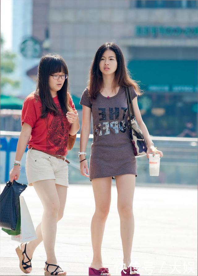 街拍灰色连体包臀裙搭配红色高跟鞋时尚美女,表情呆萌