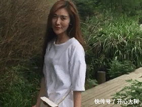 爆笑gif:小姐姐,你都这么大了,还喝这个?