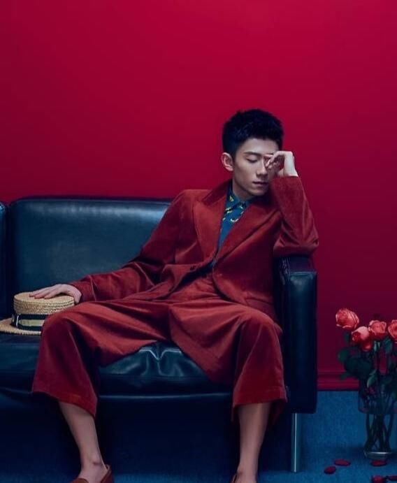 张一山机场像打群架太霸气,还是那个混社会的贱人余