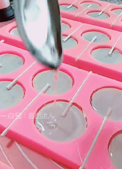 搞笑gif图:这么漂亮的小姐姐,没想到竟然是个大叔
