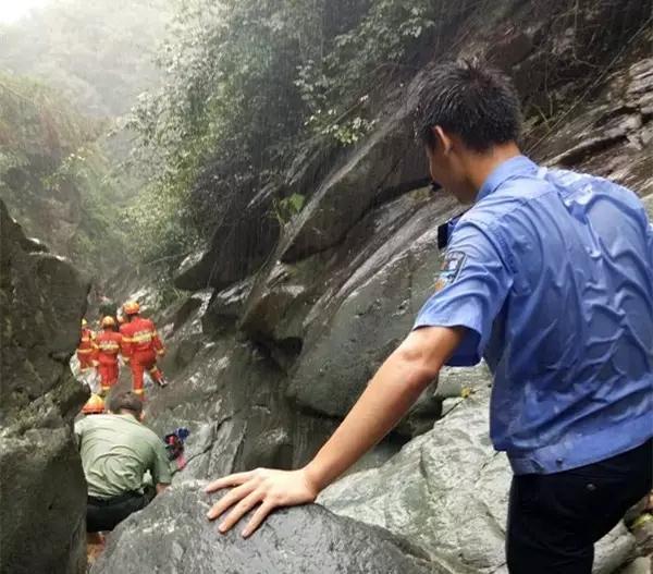 暖闻|湖南一游客意外坠落悬崖受伤,警民冒雨徒步3小时