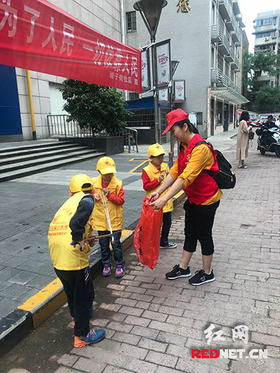 长沙市天心区坡子街街道组织小学生志愿者走上街道,倡导文明出行,确保