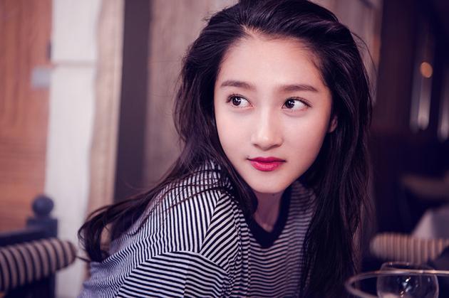 关晓彤戛纳行随笔曝光:青春允许不够完美