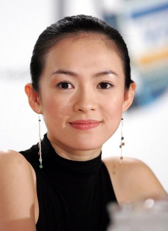 14年前的章子怡,就连脸上的小雀斑都自然迷人,网友:太会长了吧
