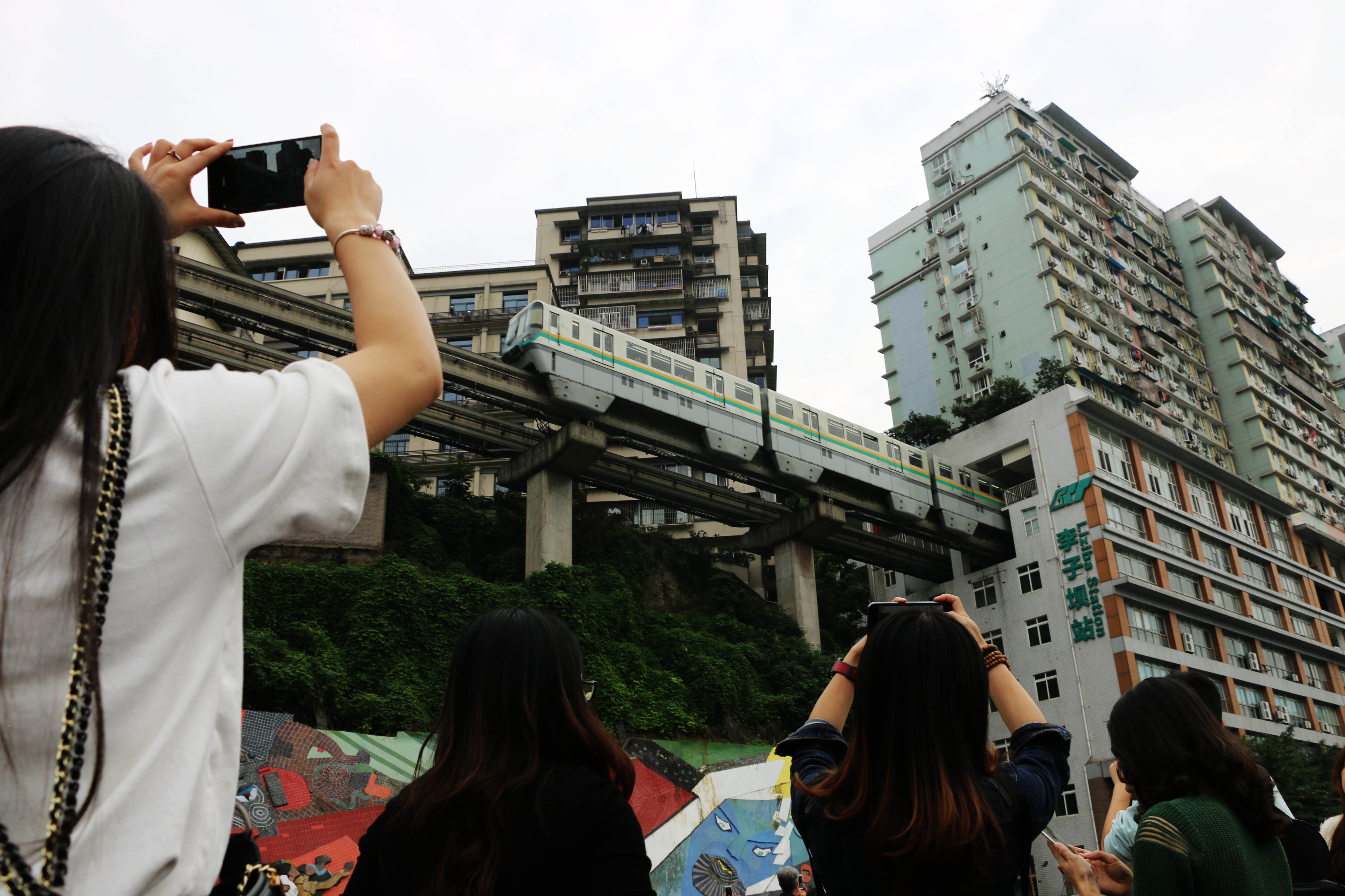 轻轨穿楼成重庆震撼一景 楼上居民睡觉是否震动?