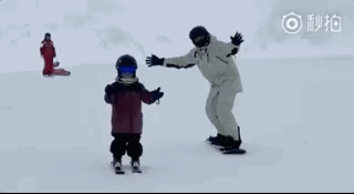 嗯哼滑雪摔倒,杜江霍思燕非但不扶还先拍照,嗯哼表情生无可恋!