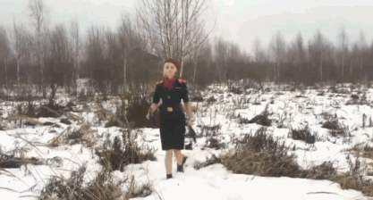 不仅穿上制服cos了一把这个角色,还在冰天雪地里表演了娴熟的转枪技巧